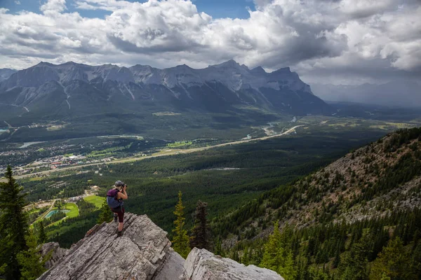 曇りと雨の日に岩山の上で写真を撮る冒険的な女の子 マウントレディマクドナルドから撮影 カンモア アルバータ州 カナダ — ストック写真