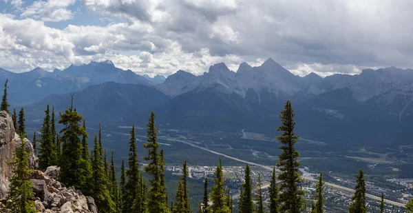 Hermosa Vista Panorámica Del Paisaje Rocoso Canadiense Durante Día Nublado — Foto de Stock