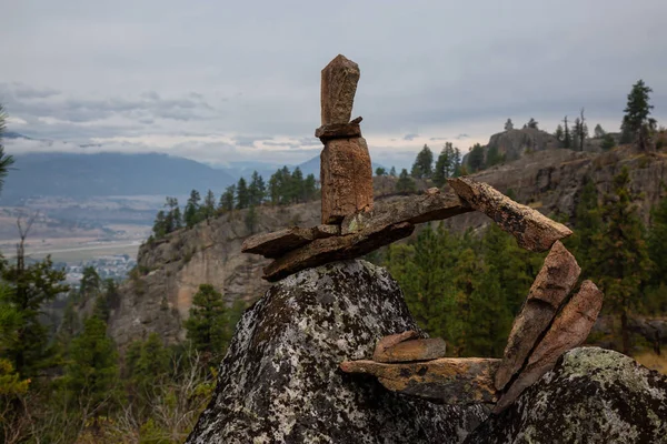 Bulutlu bir yaz sabahı doğada dengeleme kayalar yığını. Alınan Skaha Bluffs Provincial Park, Penticton, British Columbia, Kanada.