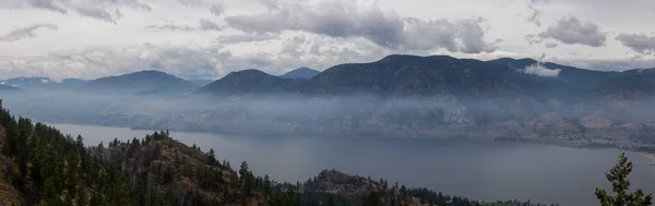 Vista Panorâmica Penticton City Durante Uma Manhã Verão Nublada Esfumaçada — Fotografia de Stock