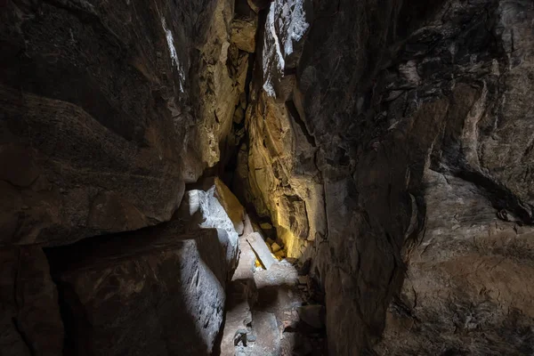 Skaha Bluffs Provincial Park, Penticton, British Columbia, Kanada'da doğal bir mağaranın iç görünümü.