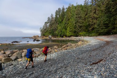 Maceracı kız güneşli ve sisli bir yaz sabahı sırasında Pasifik Okyanusu Kıyısında Bear Beach Juan de Fuca Trail yürüyüş. Port Renfrew yakınlarında çekilen Vancouver Adası, Bc, Kanada.