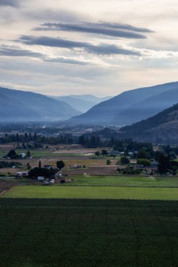 Bulutlu bir yaz gündoğumu sırasında Kanada Country Side Çiftlik Alanları Güzel Görünümü. Grand Forks yakınlarında alındı, British Columbia, Kanada.