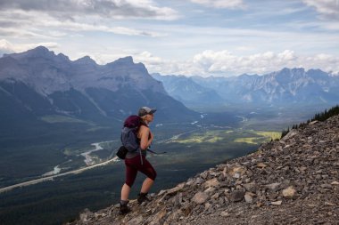 Maceracı Kız bulutlu ve yağmurlu bir gün boyunca kayalık bir dağkadar yürüyüş olduğunu. Lady Macdonald, Canmore, Alberta, Kanada'dan alındı.