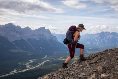 Maceracı Kız bulutlu ve yağmurlu bir gün boyunca kayalık bir dağkadar yürüyüş olduğunu. Lady Macdonald, Canmore, Alberta, Kanada'dan alındı.