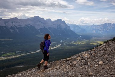 Maceracı Kız bulutlu ve yağmurlu bir gün boyunca kayalık bir dağkadar yürüyüş olduğunu. Lady Macdonald, Canmore, Alberta, Kanada'dan alındı.