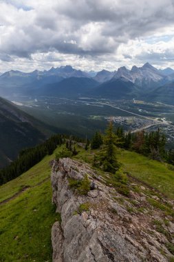 Bulutlu ve yağmurlu bir günde Kanada Rocky Mountain Manzara Güzel Görünümü. Lady Macdonald, Canmore, Alberta, Kanada'dan alındı.