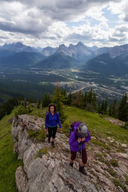 Maceracı Kız bulutlu ve yağmurlu bir gün boyunca kayalık bir dağkadar yürüyüş olduğunu. Lady Macdonald, Canmore, Alberta, Kanada'dan alındı.