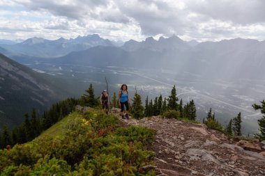 Maceracı Kız bulutlu ve yağmurlu bir gün boyunca kayalık bir dağkadar yürüyüş olduğunu. Lady Macdonald, Canmore, Alberta, Kanada'dan alındı.