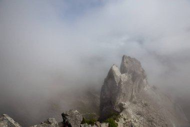 Bulutlu bir yaz sabahı sırasında Kanada Dağ Manzara Güzel Görünümü. Crown Mountain, North Vancouver, British Columbia, Kanada'da ele alındı.