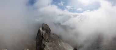Bulutlu bir yaz sabahı sırasında Kanada Dağ Manzara Güzel Görünümü. Crown Mountain, North Vancouver, British Columbia, Kanada'da ele alındı.