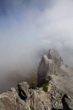 Bulutlu bir yaz sabahı sırasında Kanada Dağ Manzara Güzel Görünümü. Crown Mountain, North Vancouver, British Columbia, Kanada'da ele alındı.