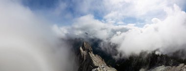 Bulutlu bir yaz sabahı Sırasında Kanada Dağ Manzara Güzel Panoramik Görünümü. Crown Mountain, North Vancouver, British Columbia, Kanada'da ele alındı.