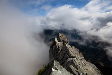 Bulutlu bir yaz sabahı sırasında Kanada Dağ Manzara Güzel Görünümü. Crown Mountain, North Vancouver, British Columbia, Kanada'da ele alındı.