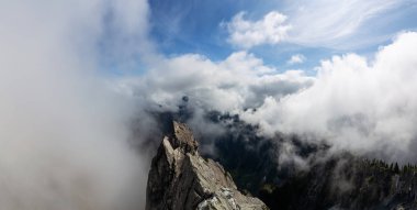 Bulutlu bir yaz sabahı Sırasında Kanada Dağ Manzara Güzel Panoramik Görünümü. Crown Mountain, North Vancouver, British Columbia, Kanada'da ele alındı.