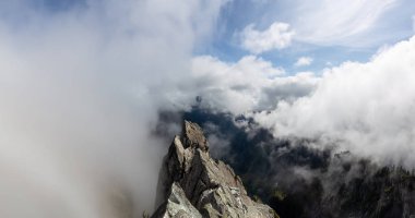 Bulutlu bir yaz sabahı Sırasında Kanada Dağ Manzara Güzel Panoramik Görünümü. Crown Mountain, North Vancouver, British Columbia, Kanada'da ele alındı.