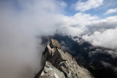 Bulutlu bir yaz sabahı sırasında Kanada Dağ Manzara Güzel Görünümü. Crown Mountain, North Vancouver, British Columbia, Kanada'da ele alındı.