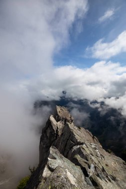 Bulutlu bir yaz sabahı sırasında Kanada Dağ Manzara Güzel Görünümü. Crown Mountain, North Vancouver, British Columbia, Kanada'da ele alındı.