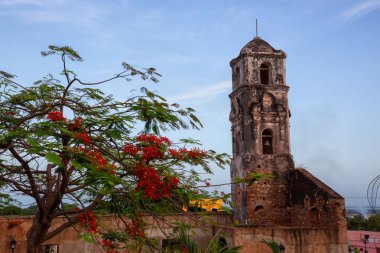 Canlı bir güneşli gün doğumu sırasında küçük bir turistik Küba Town bir Kilisenin Güzel Görünümü. Trinidad, Küba'da çekilmiş.