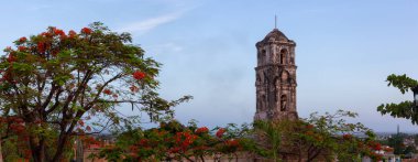 Canlı güneşli gün doğumu sırasında küçük bir turistik Küba Town bir Kilisenin Panoramik Görünümü. Trinidad, Küba'da çekilmiş.