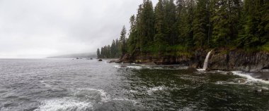 Sisli ve yağmurlu bir yaz gününde Juan de Fuca Trail şelale ile kayalık bir sahil güzel Panoramik Görünümü. Sombrio Beach'te, Port Renfrew yakınlarında, Vancouver Adası, Bc, Kanada.