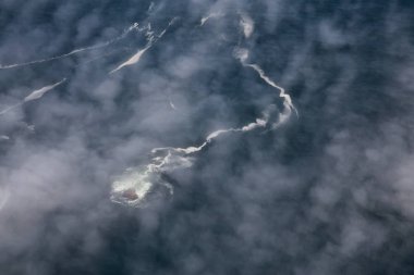 Batı Pasifik Okyanusu Kıyısı yakınlarındaki Bulutlar ve Sis kaplı Rocky Adaları Yukarıdan Havadan Görünümü. Vancouver Adası'nda Tofino ve Ucluelet yakınlarında çekilmiş, Bc, Kanada.