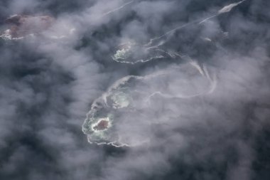 Batı Pasifik Okyanusu Kıyısı yakınlarındaki Bulutlar ve Sis kaplı Rocky Adaları Yukarıdan Havadan Görünümü. Vancouver Adası'nda Tofino ve Ucluelet yakınlarında çekilmiş, Bc, Kanada.