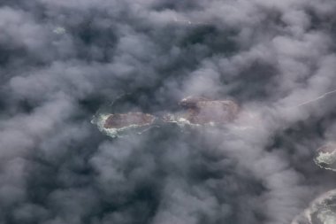 Batı Pasifik Okyanusu Kıyısı yakınlarındaki Bulutlar ve Sis kaplı Rocky Adaları Yukarıdan Havadan Görünümü. Vancouver Adası'nda Tofino ve Ucluelet yakınlarında çekilmiş, Bc, Kanada.