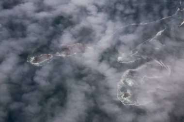 Batı Pasifik Okyanusu Kıyısı yakınlarındaki Bulutlar ve Sis kaplı Rocky Adaları Yukarıdan Havadan Görünümü. Vancouver Adası'nda Tofino ve Ucluelet yakınlarında çekilmiş, Bc, Kanada.