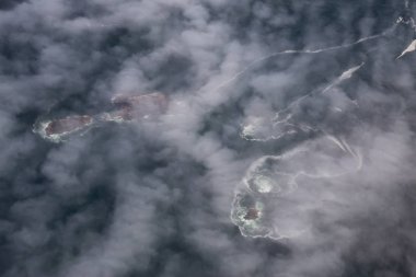 Batı Pasifik Okyanusu Kıyısı yakınlarındaki Bulutlar ve Sis kaplı Rocky Adaları Yukarıdan Havadan Görünümü. Vancouver Adası'nda Tofino ve Ucluelet yakınlarında çekilmiş, Bc, Kanada.