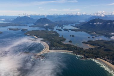 Güneşli bir yaz sabahı Pasifik Okyanusu Kıyısında güzel Plaj havadan görünümü. Tofino, Vancouver Island, British Columbia, Kanada'da çekildi.