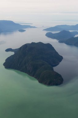 Örs, Gambier, Bowen ve Howe ses Bowyer Island hava görünümünü. Vancouver, British Columbia, Kanada kuzeyindeki alınan.