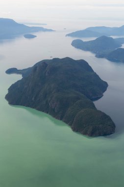 Örs, Gambier, Bowen ve Howe ses Bowyer Island hava görünümünü. Vancouver, British Columbia, Kanada kuzeyindeki alınan.