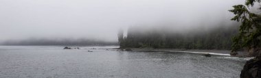 Yaz gün batımı sırasında Juan de Fuca Trail üzerinde kayalık bir plaj güzel Panoramik Görünümü. Sombrio Beach'te, Port Renfrew yakınlarında, Vancouver Adası, Bc, Kanada.