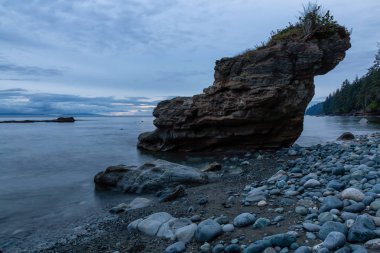 Bir yaz gün batımı sırasında Juan de Fuca Trail üzerinde kayalık bir plaj Güzel Görünümü. Chin Beach'te, Port Renfrew yakınlarında, Vancouver Adası, Bc, Kanada.