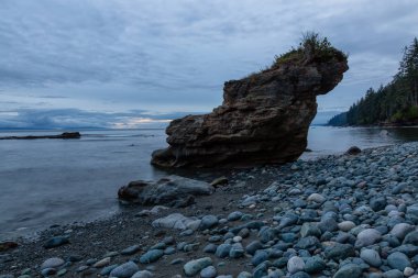 Bir yaz gün batımı sırasında Juan de Fuca Trail üzerinde kayalık bir plaj Güzel Görünümü. Chin Beach'te, Port Renfrew yakınlarında, Vancouver Adası, Bc, Kanada.