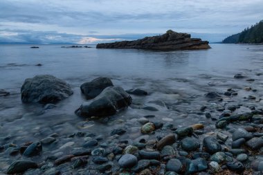 Bir yaz gün batımı sırasında Juan de Fuca Trail üzerinde kayalık bir plaj Güzel Görünümü. Chin Beach'te, Port Renfrew yakınlarında, Vancouver Adası, Bc, Kanada.