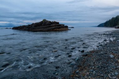 Bir yaz gün batımı sırasında Juan de Fuca Trail üzerinde kayalık bir plaj Güzel Görünümü. Chin Beach'te, Port Renfrew yakınlarında, Vancouver Adası, Bc, Kanada.