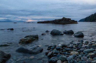Bir yaz gün batımı sırasında Juan de Fuca Trail üzerinde kayalık bir plaj Güzel Görünümü. Chin Beach'te, Port Renfrew yakınlarında, Vancouver Adası, Bc, Kanada.