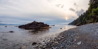 Yaz gün batımı sırasında Juan de Fuca Trail üzerinde kayalık bir plaj güzel Panoramik Görünümü. Chin Beach'te, Port Renfrew yakınlarında, Vancouver Adası, Bc, Kanada.
