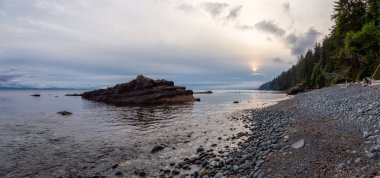 Yaz gün batımı sırasında Juan de Fuca Trail üzerinde kayalık bir plaj güzel Panoramik Görünümü. Chin Beach'te, Port Renfrew yakınlarında, Vancouver Adası, Bc, Kanada.