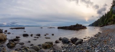 Yaz gün batımı sırasında Juan de Fuca Trail üzerinde kayalık bir plaj güzel Panoramik Görünümü. Chin Beach'te, Port Renfrew yakınlarında, Vancouver Adası, Bc, Kanada.