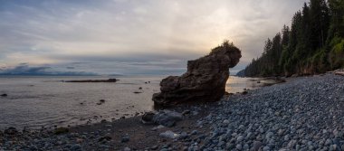 Yaz gün batımı sırasında Juan de Fuca Trail üzerinde kayalık bir plaj güzel Panoramik Görünümü. Chin Beach'te, Port Renfrew yakınlarında, Vancouver Adası, Bc, Kanada.