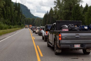 Salmo, British Columbia, Kanada - 12 Ağustos 2019: Shambhala Müzik Festivali'nden sonra Polis Barikatı'nın neden olduğu Büyük ve Uzun Trafik Tıkanıklığı.