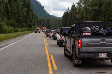 Salmo, British Columbia, Kanada - 12 Ağustos 2019: Shambhala Müzik Festivali'nden sonra Polis Barikatı'nın neden olduğu Büyük ve Uzun Trafik Tıkanıklığı.