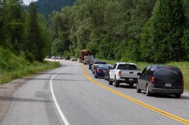 Salmo, British Columbia, Kanada - 12 Ağustos 2019: Shambhala Müzik Festivali'nden sonra Polis Barikatı'nın neden olduğu Büyük ve Uzun Trafik Tıkanıklığı.
