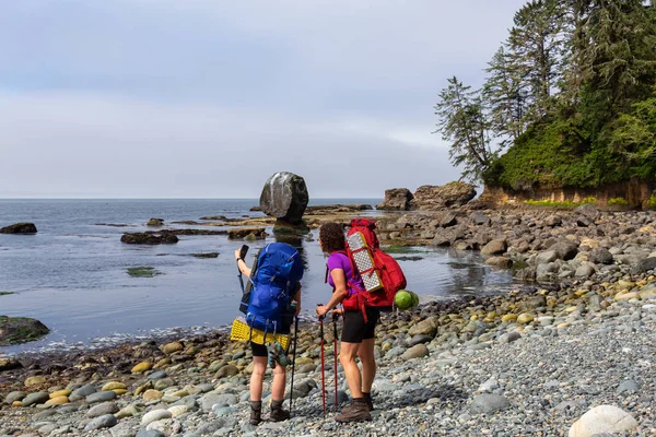 Adventurous Girl Hiking Juan Fuca Trail Bear Beach Pacific Ocean — Stock Photo, Image