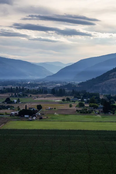 Bulutlu bir yaz gündoğumu sırasında Kanada Country Side Çiftlik Alanları Güzel Görünümü. Grand Forks yakınlarında alındı, British Columbia, Kanada.