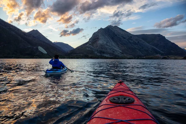 Hombre Aventurero Kayak Lago Glaciar Rodeado Las Hermosas Montañas Rocosas — Foto de Stock