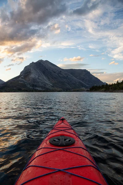 Kayak Nel Glacier Lake Circondato Dalle Splendide Montagne Rocciose Canadesi — Foto Stock